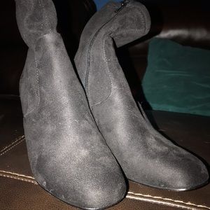 Black heels w zipper